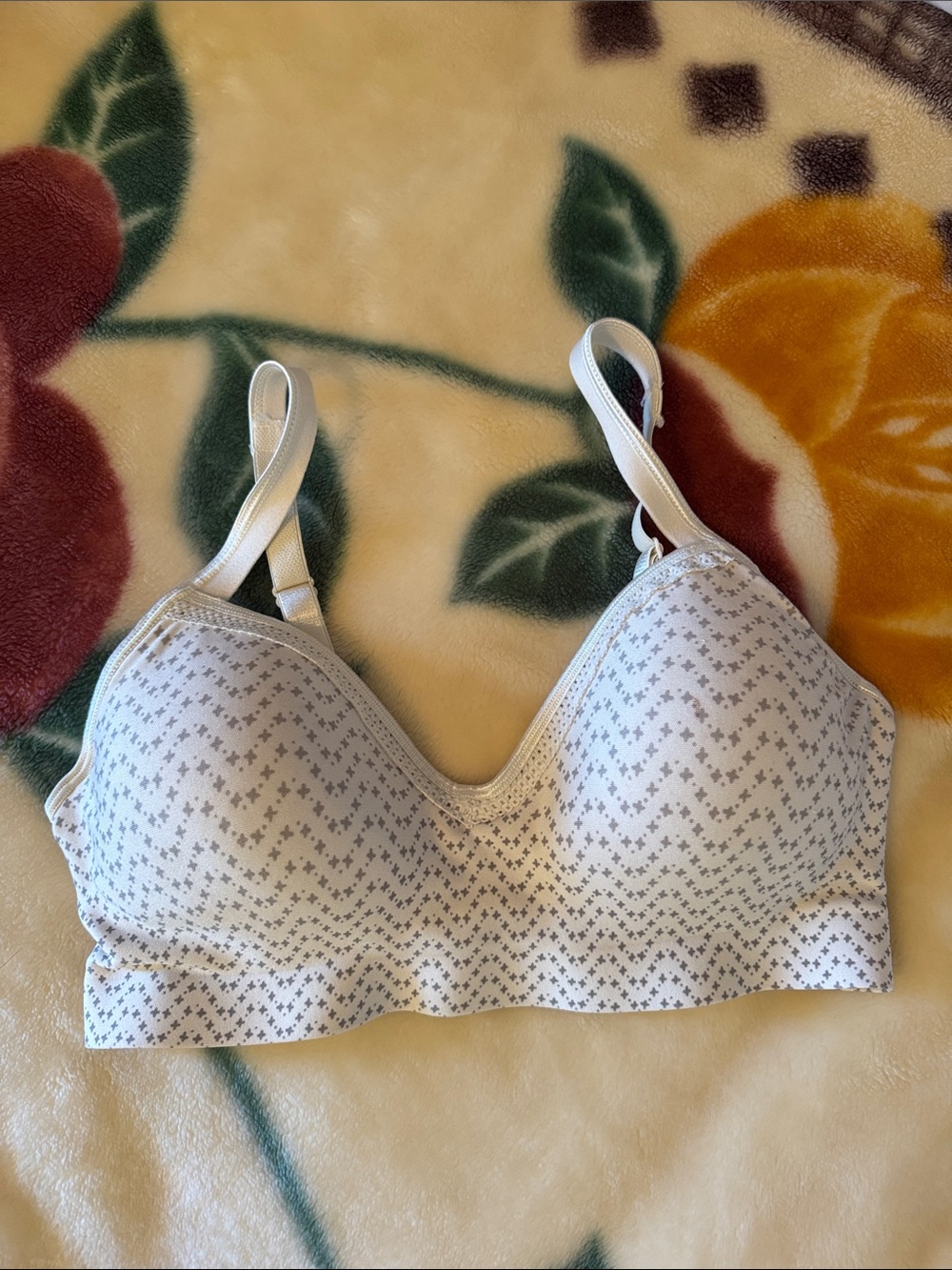NWOT HANES Comfort Wire-Free Bra in Light Gray